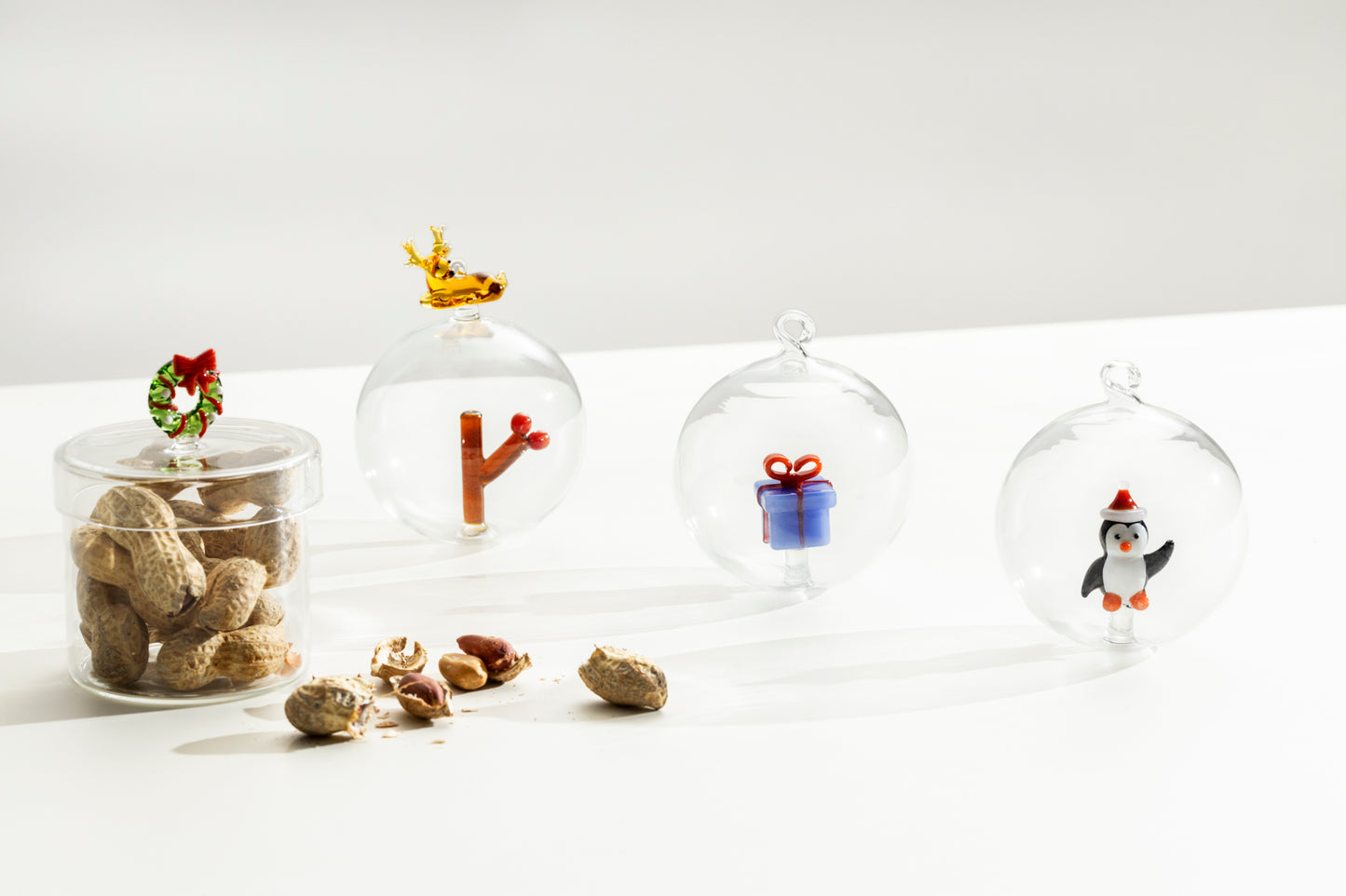 CHRISTMAS BALL REINDEER & BERRIES