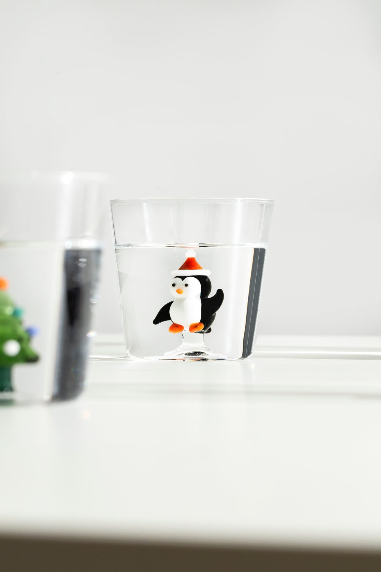 TUMBLER PENGUIN W/ CHRISTMAS HAT