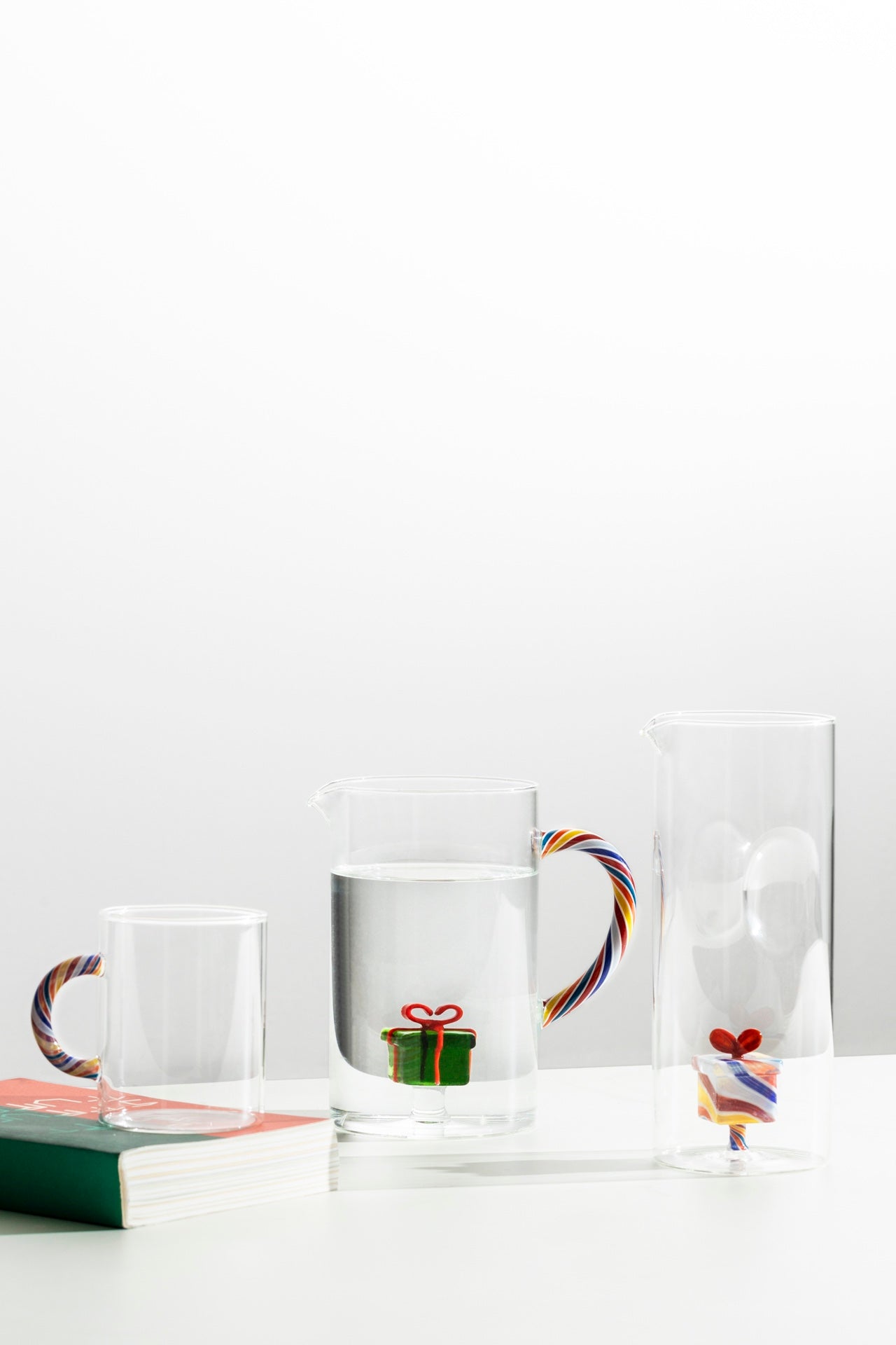 JUG W/COLOURED HANDLE & GREEN GIFT