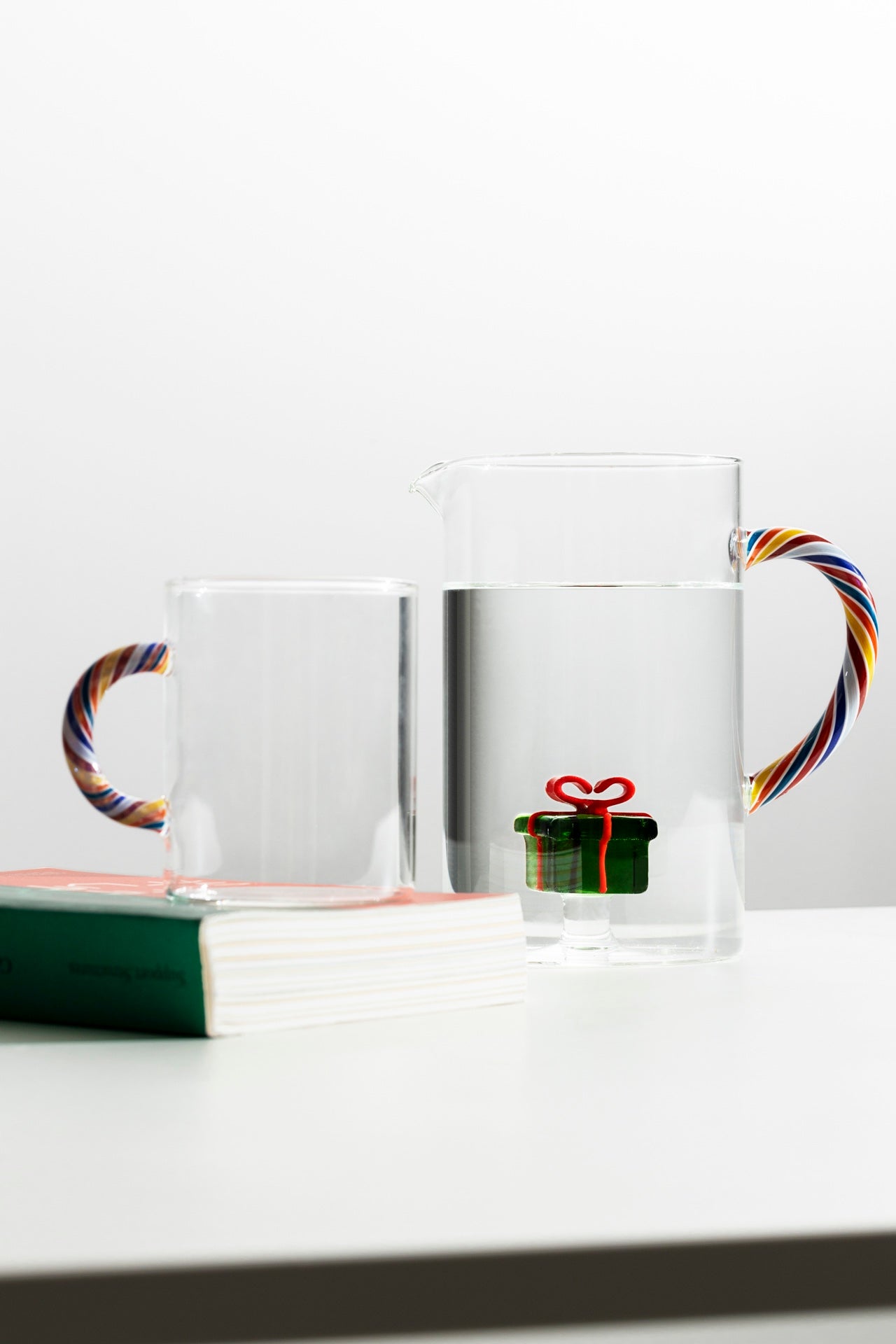 JUG W/COLOURED HANDLE & GREEN GIFT