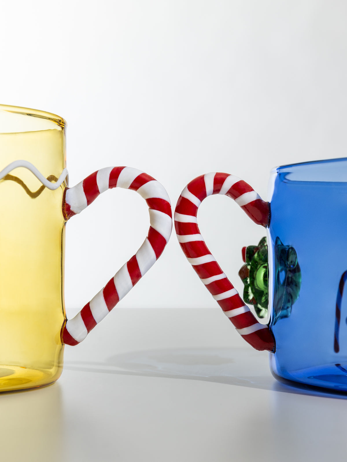 SWEET AND CANDY - blue mug candy cane handle w/wreth